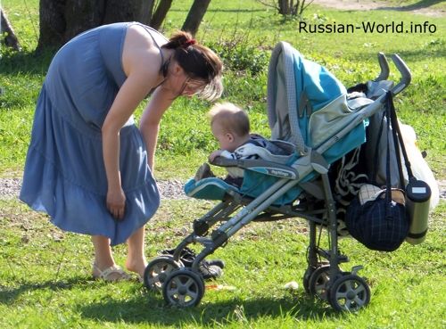 Мама с детской коляской и ребенком